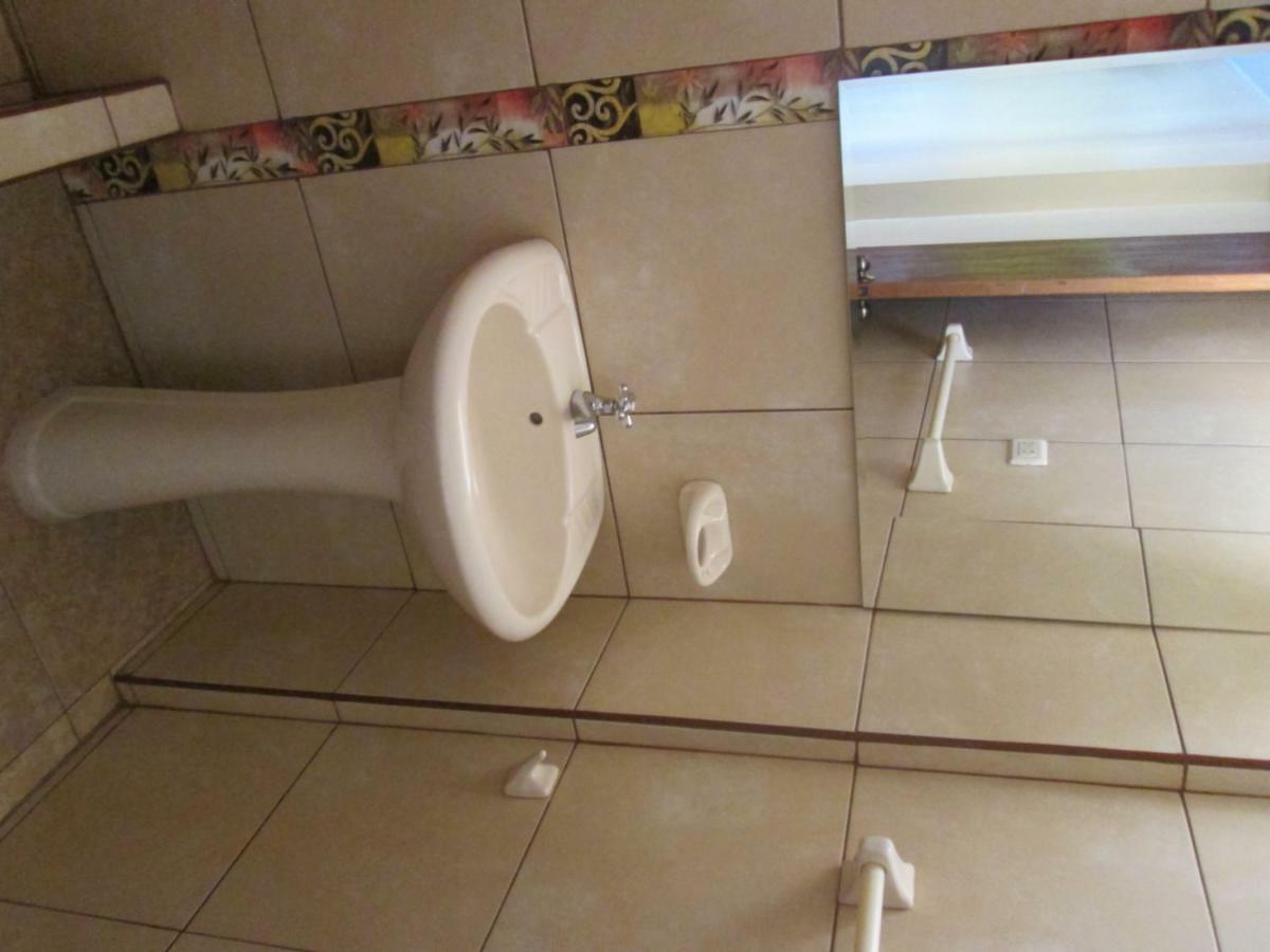 هواتشو Hostal Caprichos المظهر الخارجي الصورة
